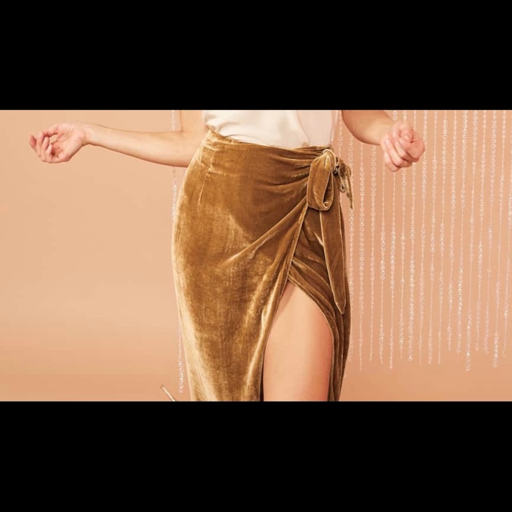 REFORMATION Amberleigh gold velvet skirt.  NWT!
